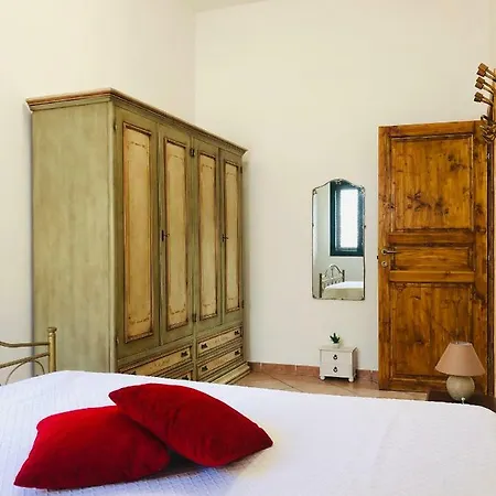 Renis Apartment *